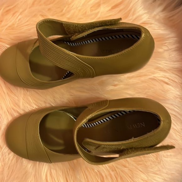 Newport News Camel Swing Pump, Heel New, Size 8 - Picture 3 of 10